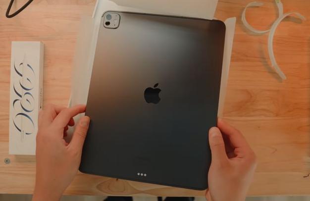 2、iPad Pro系列:作为苹果的高端产品线,iPad Pro系列在性能和设计上更是达到了极致,它搭载了苹果最新的M系列芯片,拥有强大的处理能力和图形性能,可以满足专业用户对于高性能计算的需求,iPad Pro还配备了Liquid Retina XDR显示屏和Face ID面部识别技术,为用户带来更加安全、便捷的解锁体验。