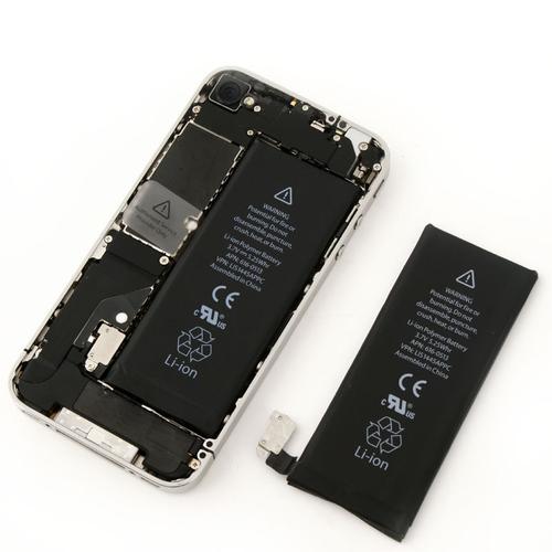 iPhone 4S:内置1420mAh电池,虽然在当时已经足够满足用户一天的使用需求,但面对如今的高强度使用场景,其续航能力显然已经捉襟见肘。