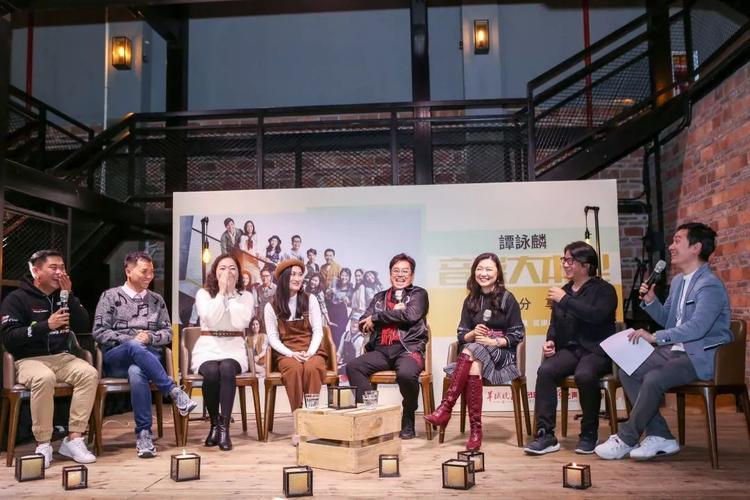 答:他与其他嘉宾的互动很多,比如一起分享音乐故事、互相调侃等,这些互动不仅增添了节目的趣味性,也让观众看到了他们之间深厚的友谊。