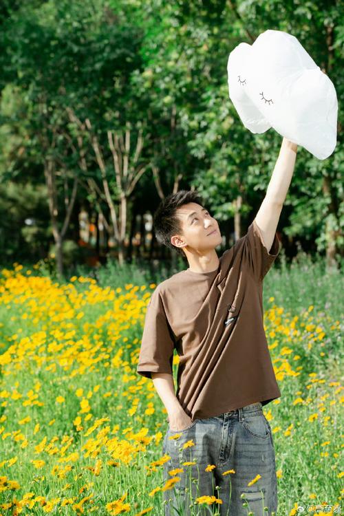 对于高至霆来说,杨简这个角色或许只是他演艺生涯中的一个重要节点,我们有理由相信他会继续带来更多精彩的表演,塑造更多令人难忘的角色,他的演艺之路必将充满无限可能。