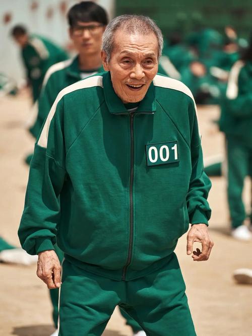 答：杨皓宇曾凭借话剧《推拿》获得第 24 届上海白玉兰戏剧表演艺术奖最佳男配角奖。