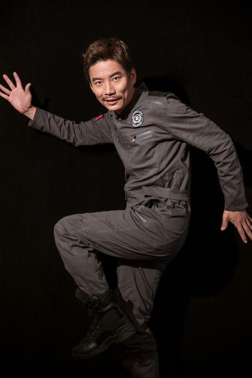 答：杨皓宇的表演风格细腻、真实，善于通过细节展现角色的性格和情感，同时他也具有很强的喜剧天赋，能够为角色注入幽默和诙谐的元素。