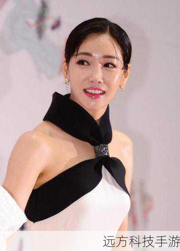 在《天上的约定》中，李宥利的表演细腻而动人，她通过眼神、表情和肢体语言，生动地展现了李娜研的情感变化，当面对爱情时，她的眼中闪烁着温柔和幸福；当遭遇挫折时，她的脸上写满了痛苦和无奈，她的表演让观众们感同身受，为李娜研的命运而揪心。
