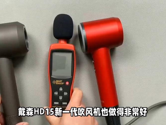 戴森HD15吹风机提供了3档风速（快速、中速、温和）和4档风温（100℃快速吹干和造型、80℃常规吹干、60℃轻柔吹干、冷风）的灵活选择，这样的设计充分考虑到了不同发质、不同造型需求以及不同季节的使用场景，无论是想要快速造型的时尚达人，还是追求温和护理的敏感发质人群，都能找到最适合自己的风速与风温组合。