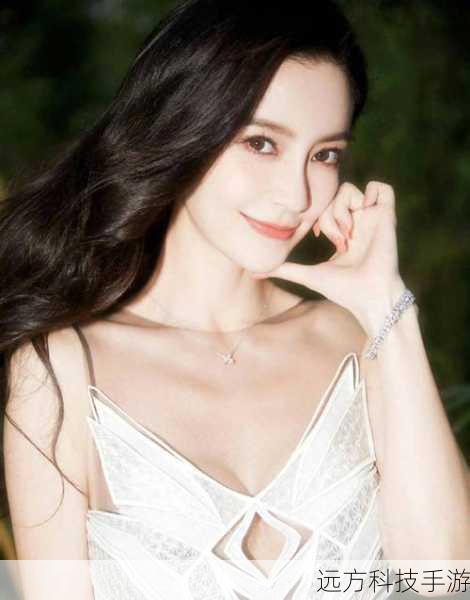 她的美丽与灵动也为节目增添了不少色彩，每一次出场，Angelababy 总是以最靓丽的形象示人，无论是时尚的穿搭还是精致的妆容，都让人眼前一亮，她的笑容仿佛有着感染力，能够瞬间带动现场的气氛，让观众们也不禁跟着开怀大笑。