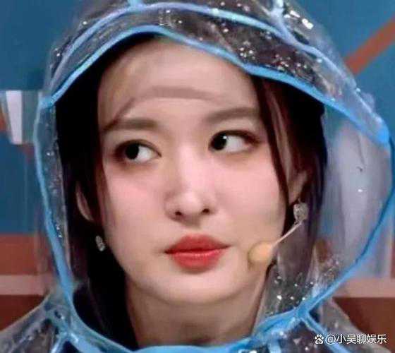 Angelababy 在节目中还展现出了她的团队精神，她与其他成员们紧密合作，相互支持和帮助，在面对困难和挑战时，大家齐心协力，共同攻克难关，这种团结协作的精神也正是《奔跑吧》这个节目所传递的重要价值观之一。
