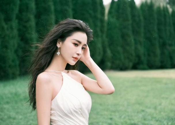 除了在节目中的表现，Angelababy 在生活中也是一个非常努力和积极向上的人，她不断地挑战自己，尝试各种不同的领域和角色，无论是在演艺事业上，还是在其他方面，她都取得了不错的成绩。
