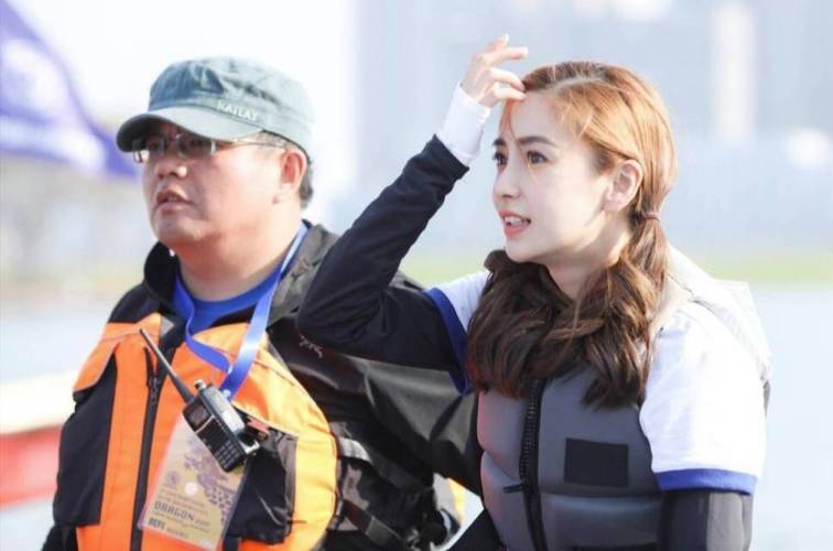回顾 Angelababy 在《奔跑吧》中的点点滴滴，我们可以看到她的成长和进步，她从一个初出茅庐的女孩，逐渐成长为一个成熟自信的艺人，她的努力和付出得到了观众们的认可和喜爱，也让她成为了众多人心目中的女神。
