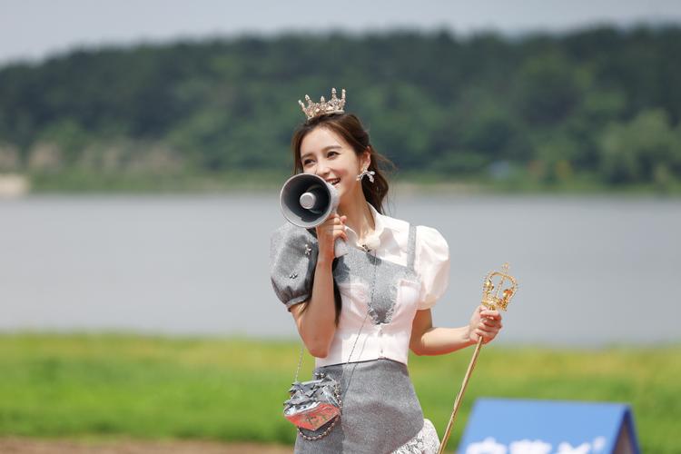 答：Angelababy 在《奔跑吧》中有很多经典造型，很难说哪一个是最经典的，不过她的一些古装造型，如小龙女造型等，都给观众留下了深刻的印象。