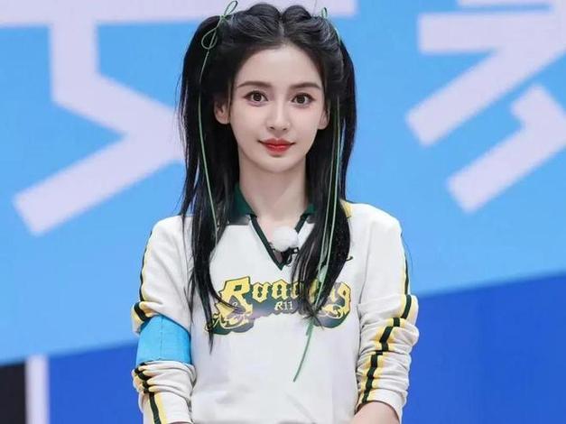 答：在参与节目录制的过程中，Angelababy 可能会因为一些激烈的游戏或意外情况而受到一些小伤，但她总是以坚强的态度面对，继续为大家带来精彩的表现。
