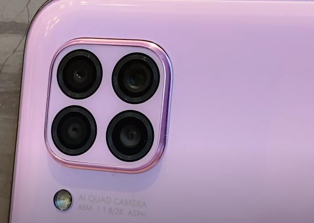 华为nova 7则展现出了专业级的拍照能力，后置6400万像素高清摄像头+800万像素超广角摄像头+800万像素长焦摄像头+200万像素微距摄像头的四摄组合，无论是拍摄风景、人像还是微距都能呈现出清晰、细腻的画面，它还支持5倍混合变焦+20倍数字变焦以及全新人像超级夜景3.0技术，让夜景拍摄更加出色，前置3200万像素单摄也支持固定焦距和AI美颜功能，自拍效果自然清晰。