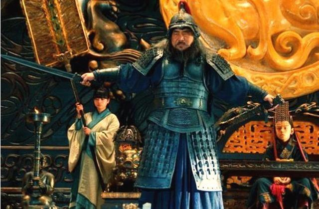 答案：曹操为了营救小乔，勇敢地与董卓正面冲突，他带领自己的手下与董卓的势力展开激烈战斗，运用智慧和武力突破重重阻碍，展现出了对小乔坚定的爱和决心。