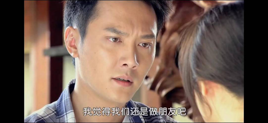 答：汪曼春在这一集中表现出了极度的疯狂和残忍，她为了达到自己的目的不择手段，对明楼和他的家人展开了疯狂的报复，她也展现出了对权力和控制的极度渴望。