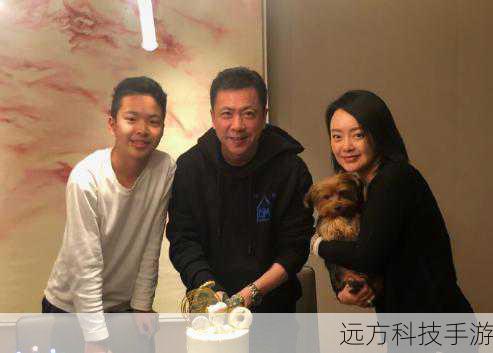 在节目中,我们看到了王元也与爸爸王中磊之间温馨的互动,小小的他,有着远超年龄的成熟与礼貌,无论是与其他小朋友相处,还是面对各种情况,他都表现得十分得体。