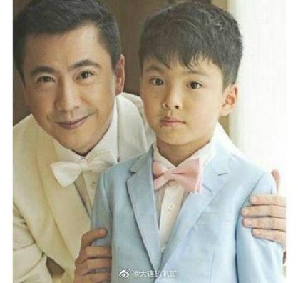 通过《爸爸回来了》,我们见证了王元也的成长过程,他从一个有些羞涩的小男孩,逐渐变得更加自信和开朗,他的每一个进步,每一个笑容,都给观众带来了无尽的欢乐和感动。