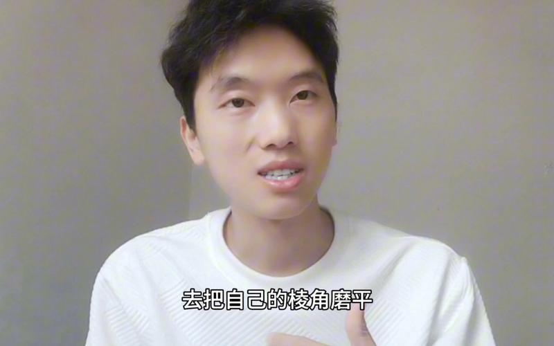 A: 在准备过程中,张博面临的最大挑战莫过于知识广度和深度的双重考验,他需要掌握跨学科的广泛知识,并在极短的时间内灵活运用,高强度的训练也考验着他的体力和意志力,需要他保持高度的专注和持久的耐力。