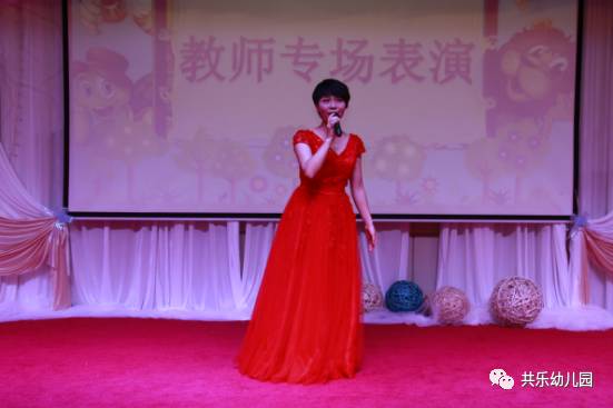 答:她表演过唱歌和跳舞,她的才艺展示总是能赢得观众的掌声和喝彩。