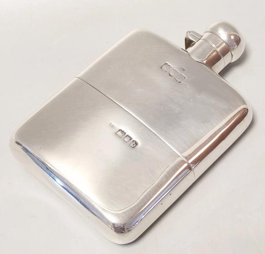 阿诗丹顿DSZF-B35J30J电热水器采用机械式控制方式,操作简便直观,用户只需轻轻旋转旋钮即可调节水温,无需复杂的设置步骤,水温调节范围从30℃到75℃,满足不同季节和个人的用水需求,该热水器还具备水温显示功能,让用户随时掌握水温情况,使用更加便捷。