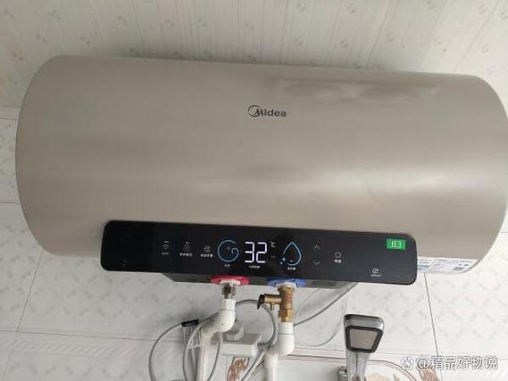 答:阿诗丹顿DSZF-B35J30J电热水器在安全防护方面做得非常出色,它采用了防电墙技术、高温保护和防干烧等多重安全防护措施,确保在异常情况下自动切断电源,保障用户安全,该热水器还达到了IPX4防水等级,即使在潮湿的浴室环境中也能安心使用,这些安全性能的设计让用户在使用过程中更加放心和安心。