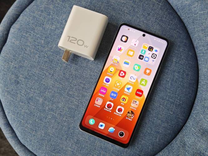 iQOO Z8凭借其出色的测试分数和全面的性能表现成为了市场上备受瞩目的明星机型，无论是追求极致游戏体验的玩家还是注重日常使用的消费者都能在这款手机上找到满足自己需求的亮点。