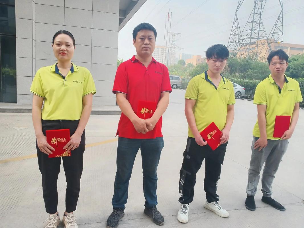 - 法师应利用其高输出和控制能力,为团队创造有利条件,在队伍中担任主要输出角色的同时,合理运用控制技能如火焰之墙和冰霜之墙,为队友创造安全的输出环境,法师可以通过提前预判敌人的行动路径,利用冰霜之墙或火焰之墙进行有效拦截或引导,提高团队的整体战斗效率,与坦克和治疗职业保持良好的沟通,确保队伍的生存能力。