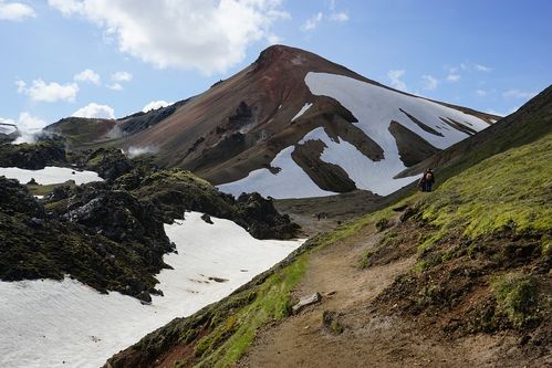 答:他们遇到了陡峭的山坡、湍急的河流和茂密的灌木丛等困难,还面临着其他竞争对手的威胁。