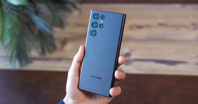 答:三星GALAXY Note 2 N7100的屏幕尺寸为5.5英寸,采用HD Super AMOLED材质,分辨率为1280x720像素(720P),为用户提供了出色的视觉体验。