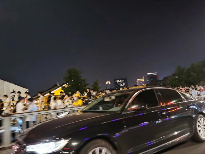 4、车流与人流:在城市的夜晚,使用B门模式拍摄繁忙的街道或人流如织的广场,可以将车流和人流的轨迹汇聚成光带,营造出独特的都市夜景。