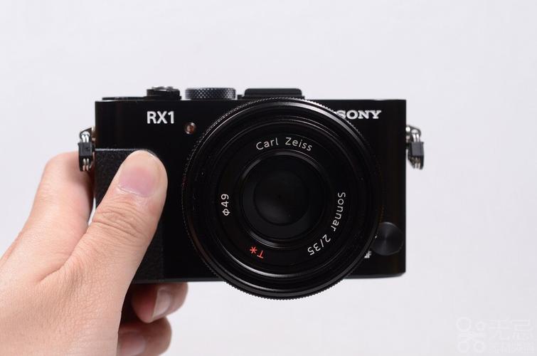 索尼RX1作为一款全画幅卡片相机,不仅拥有出色的画质表现,还配备了B门这一强大的快门模式,其2430万像素的全画幅Exmor CMOS传感器和卡尔·蔡司Sonnar T\* 35mm F2镜头,为B门拍摄提供了坚实的基础,无论是高感光度的噪点控制,还是大光圈下的背景虚化效果,都能让摄影师在B门模式下更加游刃有余地创作。