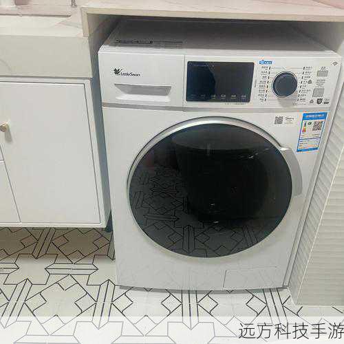 3、大型洗衣机:适合家庭成员较多或需要洗涤大件衣物的家庭,其尺寸相对较大,宽度约60-70厘米,深度约60-70厘米,高度可达85-100厘米,虽然占地面积较大,但洗涤容量大,能一次性处理更多衣物。