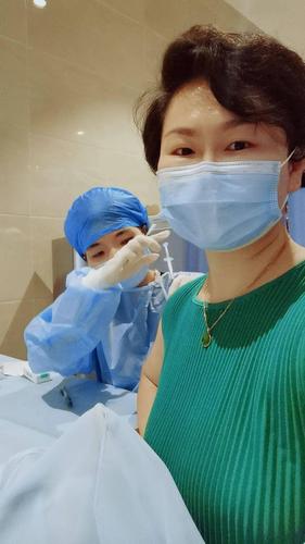 使用细针,沿着显示屏和听筒的边缘轻轻分离,这一步可能会有些挑战,因为需要足够的耐心和细心,确保不损坏任何部件。