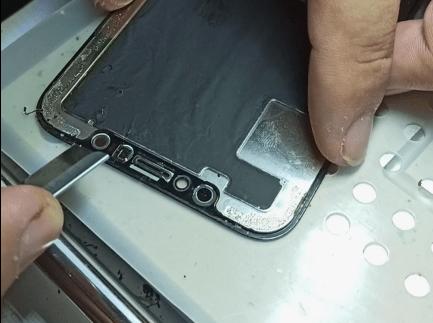 在分离iPhone 4的显示屏时,使用塑料撬棒从屏幕边缘的缝隙开始轻轻撬起,避免直接施力于屏幕本身,而是沿着缝隙施力,这样可以减少对屏幕的损伤。