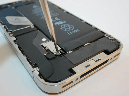 Q2:在拆解iPhone 4时,如何避免损坏听筒?