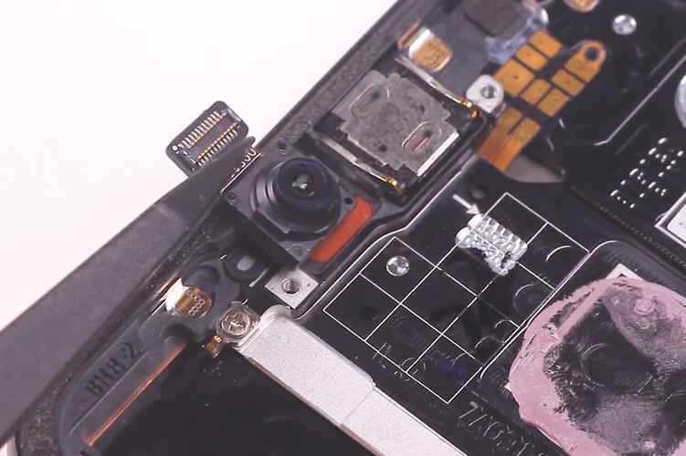 拆卸摄像头前,先确定所有的连接器都已经断开,包括电源、数据和音频连接,使用合适的工具(如塑料撬棒)轻轻抬起摄像头,避免使用金属工具直接接触摄像头,以防刮伤或损坏其表面,在取下螺丝时,同样要确保动作轻柔,避免损伤内部零件。