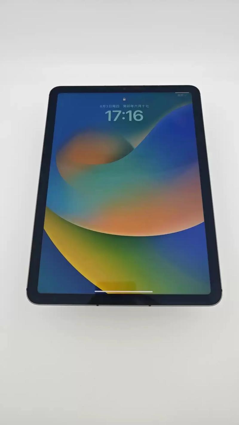 iPad Air: 作为苹果iPad系列的一次重要升级,iPad Air在外观设计上采用了更为轻薄的设计理念,其机身厚度仅为7.5毫米,相比iPad4的9.4毫米厚度,实现了显著的瘦身,iPad Air的重量也减轻到了约454克(1磅),比iPad4的652克轻了近200克,这一变化让iPad Air在便携性上有了质的飞跃,iPad Air还吸收了iPad mini的美学设计元素,边框更加窄小,整体看起来更加时尚、精致。