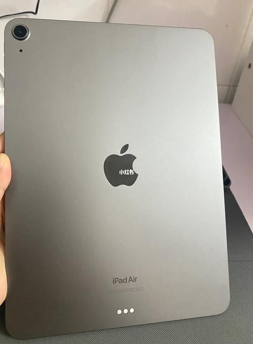 iPad Air: 在摄像头方面,iPad Air搭载了500万像素的主摄像头和120万像素的前置摄像头,虽然主摄像头的像素并未大幅提升,但iPad Air的iSight摄像头在成像质量和拍摄功能上都有着不错的表现,支持1080P画质的Facetime通话和高清视频录制,iPad Air的9.7英寸Retina显示屏依旧保持了苹果产品一贯的高水准,分辨率为2048×1536像素,色彩鲜艳、细节丰富。