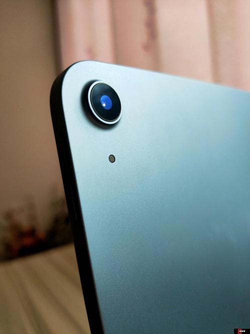 iPad4: iPad4同样配备了前置120万像素和后置500万像素的摄像头组合,支持720P高清视频录制和1080p全高清播放,虽然摄像头像素与iPad Air相近,但在拍摄功能和成像质量上可能略有差距,不过,iPad4的Retina显示屏同样出色,为用户提供了清晰、细腻的视觉体验。