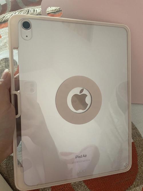 答:iPad Air相比iPad4在便携性上有了显著提升,其机身厚度从9.4毫米减少到7.5毫米,重量也从652克减轻到约454克(1磅),轻了近200克,这一变化使得iPad Air在携带和使用时更加轻松便捷,尤其适合需要经常外出的用户。