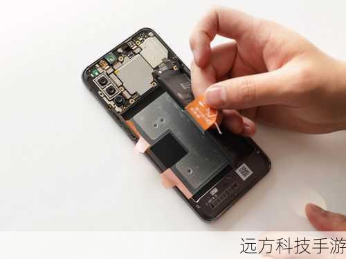 3、拆解步骤:一旦后盖松动,将其小心取下,你会看到内部的各种组件,包括电池、SIM卡槽、扬声器、摄像头等。