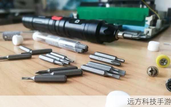 2、第二步:利用小螺丝刀从缝隙处轻轻撬起,逐步分离后盖与机身。