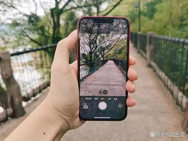 拍照体验:小米2s在拍照方面同样表现出色,它配备了后置800万/1300万像素(根据不同版本)的摄像头,支持HDR即时录影、连拍、自动对焦等多种功能,能够捕捉生活中的每一个精彩瞬间,前置摄像头则为200万像素,虽然像素不高,但足以满足日常的自拍需求。