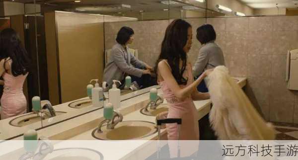 美雪的出现给健司的生活带来了翻天覆地的变化,她有着高贵的气质和迷人的魅力,但同时也有着自己的烦恼和秘密,因为她一旦接触到人类,就会给对方带来伤害,健司却义无反顾地爱上了她,他们一起经历了许多浪漫而又惊险的时刻。