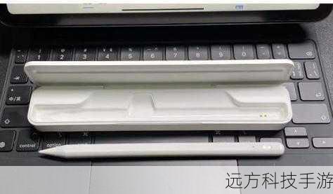 佳域G2在外观设计上走的是简约路线,机身尺寸为124×63×10.6mm,大小适中,握持感舒适,它提供了黑色、白色以及黑白配三种颜色选择,满足不同用户的审美需求,虽然机身材质以工程塑料为主,但后盖采用了磨砂或钢琴烤漆工艺设计,不仅提升了手感,还减少了指纹的沾染,佳域G2的圆边角设计也让人在握持时感到更加舒适,没有过多的棱角割手感。