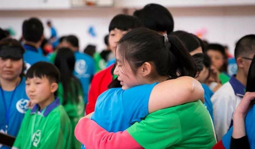- 最大化情感发展的关键在于频繁互动、赠送礼物、参与共同活动以及做出支持对方的决策,在对话中选择能够表达理解和支持的选项,增加互动频率,可以有效提升与角色的情感亲密度。
