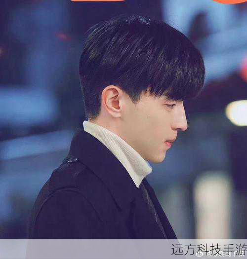 邓伦饰演的柏海，是花艺界的天才，也是花加的 CEO，外表高冷的他，内心其实有着柔软的一面，在与凌凌七的互动中慢慢打开心扉。