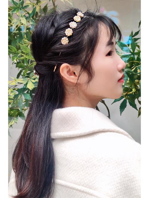 3、如何通过发型和配饰展现角色的独特性?