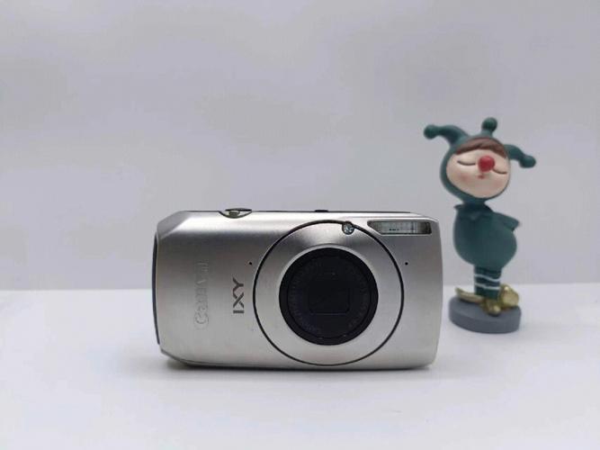 初见佳能IXUS1000 HS,你会被它那精致小巧的机身所吸引,流线型的轮廓,搭配多种时尚色彩选择,无论是低调的黑白灰,还是活泼的粉蓝绿,都能轻松融入你的日常穿搭,成为街头巷尾的一道亮丽风景线,尽管体积小巧,但握持感却十分舒适,即便是长时间拍摄,也不会感到手累。