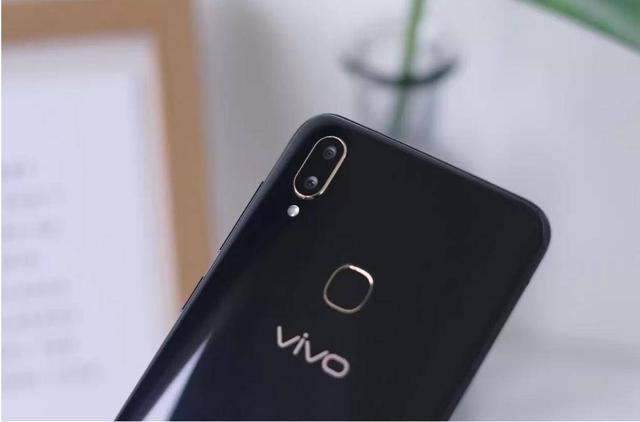 在vivo Z3X的最新图片中,我们可以看到一些之前机型所不具备的功能或特性,可能加入了更先进的图像处理技术,使得拍照效果更加出色;或者加入了新的拍照模式,如超广角拍摄、微距拍摄等,满足用户在不同场景下的拍摄需求,vivo Z3X还可能在性能上进行了升级,如处理器、内存等方面的提升,使得手机运行更加流畅,用户体验更加出色。