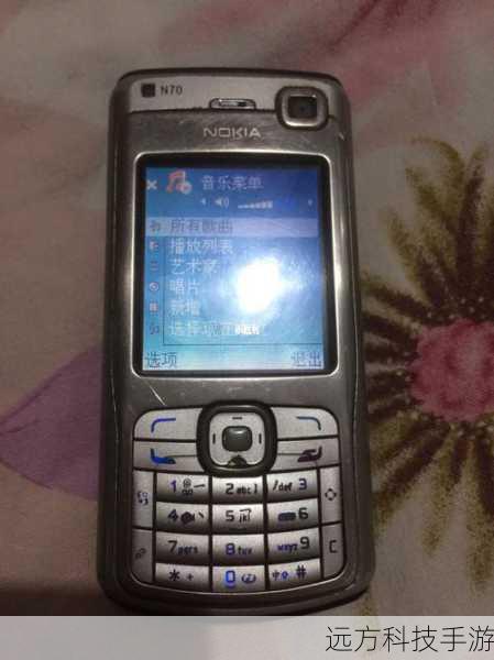 说到诺基亚N70音乐版,最不能忽视的就是其出色的音乐播放能力,它内置了专业的音乐播放器,支持多种音频格式,无论是MP3、AAC还是WMA,都能轻松驾驭,配合高保真立体声扬声器,即便是外放也能带来震撼的音效体验,更令人惊喜的是,诺基亚N70音乐版还配备了3.5mm耳机接口,这意味着你可以随意更换自己喜爱的耳机,享受更加个性化的音乐盛宴,在那个蓝牙耳机还未普及的年代,这样的设计无疑是对音乐爱好者的一大福音。
