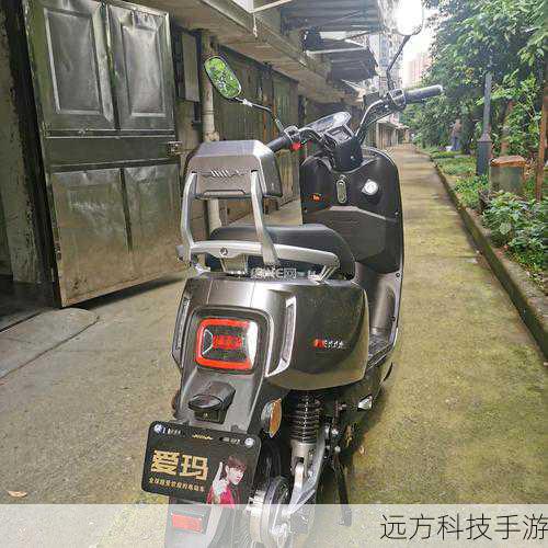 在外观设计上,爱玛礼想N385同样不落俗套,流线型的车身设计,搭配精致的LED大灯与尾灯,不仅提升了夜间行车的安全性,更在视觉上营造出一种未来感与科技感,多种颜色选择,无论是低调内敛的黑白灰,还是活力四射的马卡龙色系,都能满足不同用户的个性化需求,让你在人群中脱颖而出,成为街头最亮丽的风景线。